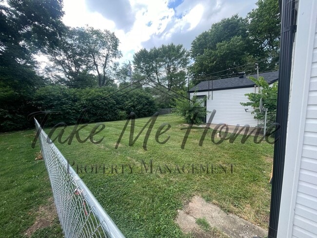Building Photo - Adorable 2 Bedroom w/ Flex Room!