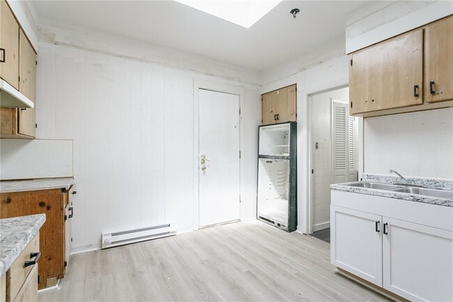 Building Photo - 85 Mapledale St