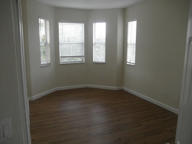 Building Photo - Shoma Townhomes
