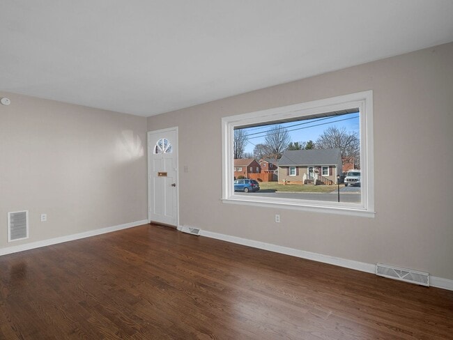 Building Photo - 4 Bedroom/ 2 Bath Home for Rent in NW Roanoke