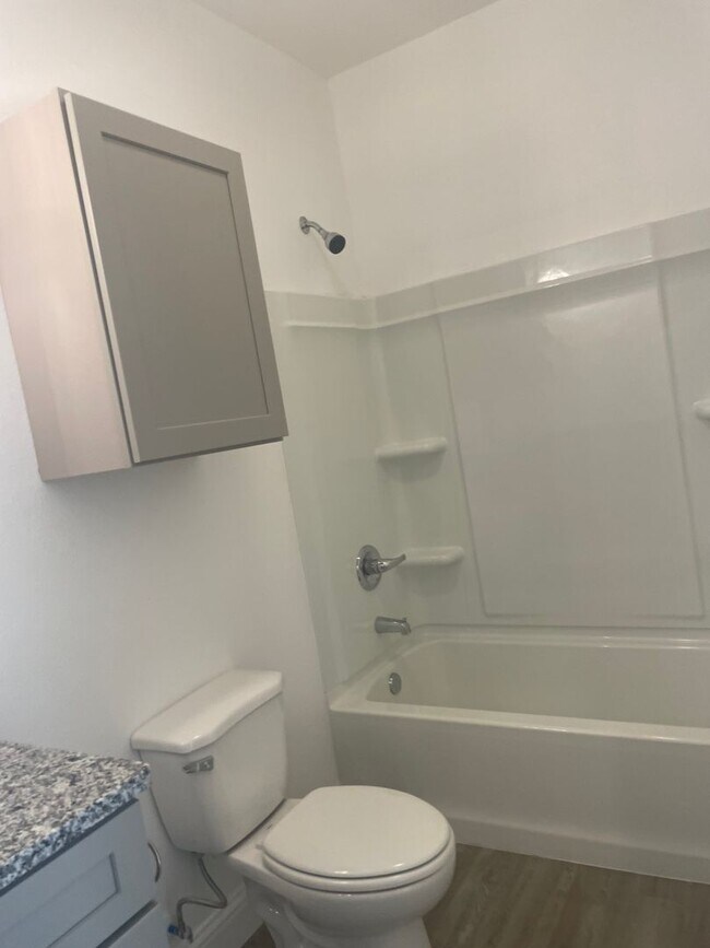 Building Photo - 3 Bedroom Rental Available July 9th in Fre...