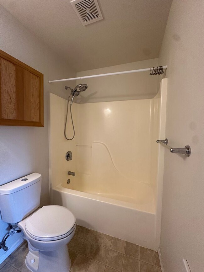 Building Photo - 25 SW Roosevelt Ave