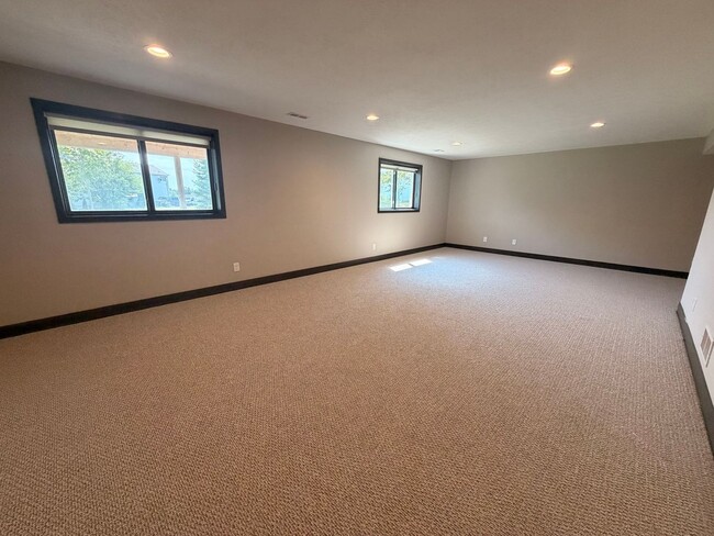 Building Photo - 6830 Avalon Dr SE