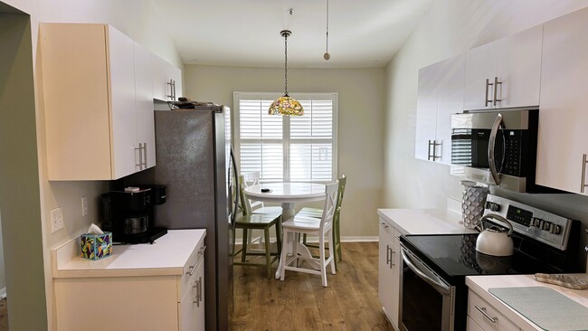 Building Photo - Furnished Short Term Rental