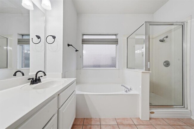 Building Photo - 5801 Marchmont Ln