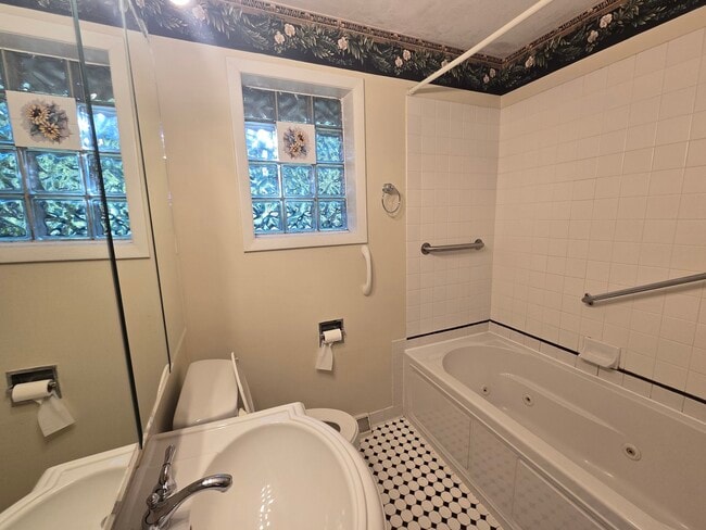 Building Photo - 608 Deerpath Dr