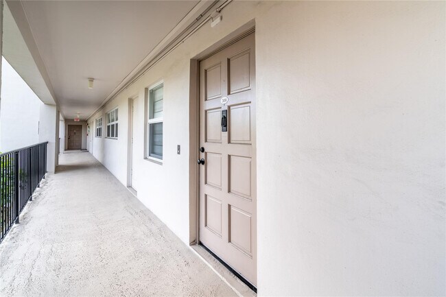 Building Photo - 2950 N Palm Aire Dr