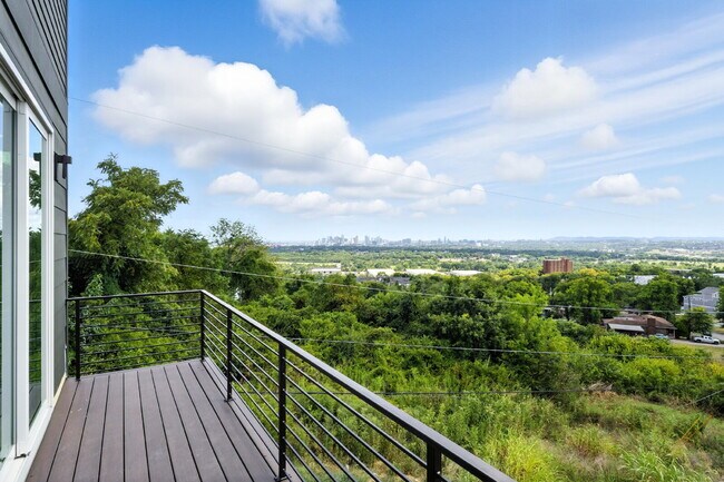 Building Photo - "Spacious 4-Bed, 4-Bath Gem in Nashville -...