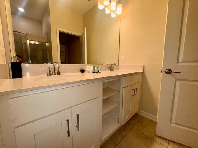 Building Photo - Fully Furnished 2/2 Luxury Storey Lake Condo near Disney with a Stunning Balcony Viiew!