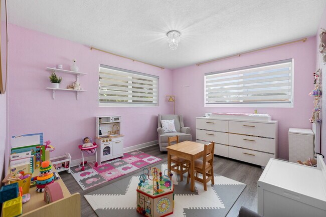 Building Photo - 7021 SW 10th Ct