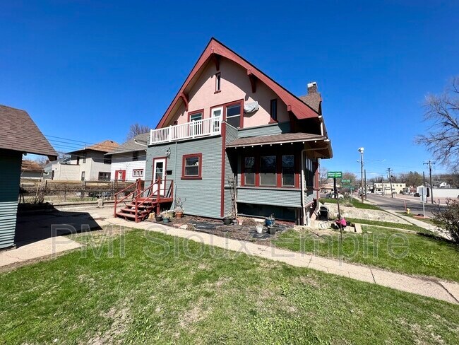 Building Photo - 927 S Spring Ave