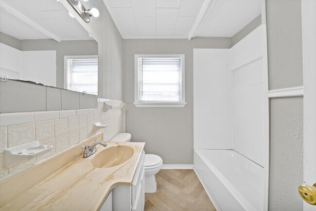 Building Photo - 2309 8th Ave
