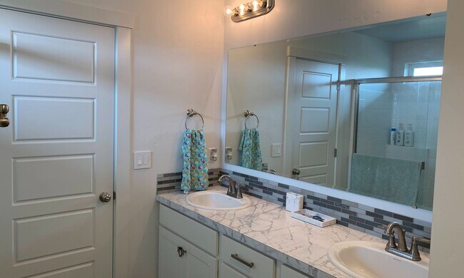 Building Photo - 4 bedrooms upstairs PLUS an OFFICE on the ...