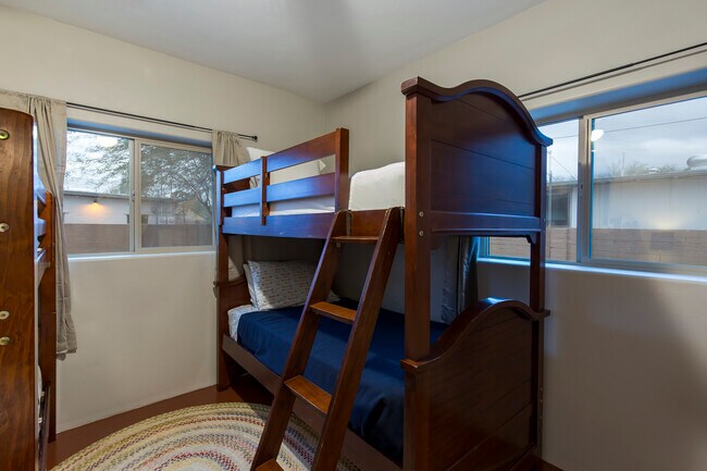 Building Photo - 3816 E Lee St