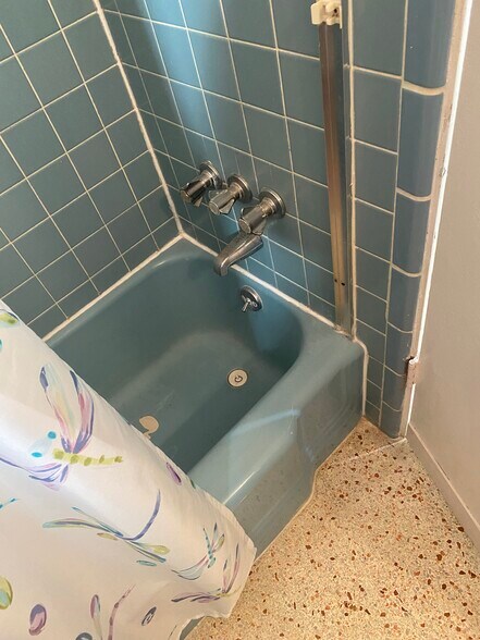 Building Photo - 1620 NE 110th Ter