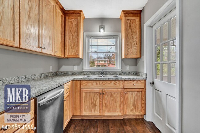 Building Photo - Beautiful 2 Bedroom, 1 Bath Duplex in SW Roanoke City