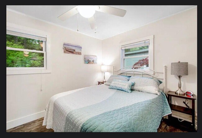 1st Bedroom One Queen bed - 13713 Wye Lake Blvd SW