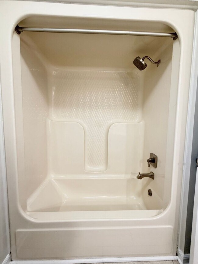 Building Photo - 1402 E Rhett Butler Rd