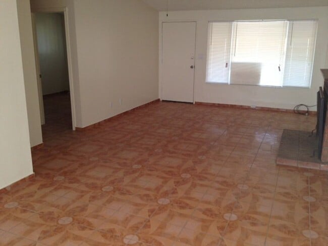 Building Photo - Apple Valley, 3 Bedroom, 2 Bathrooms, 1/2 acre property, Fully fenced