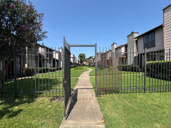 Building Photo - 12300 Brookglade Cir