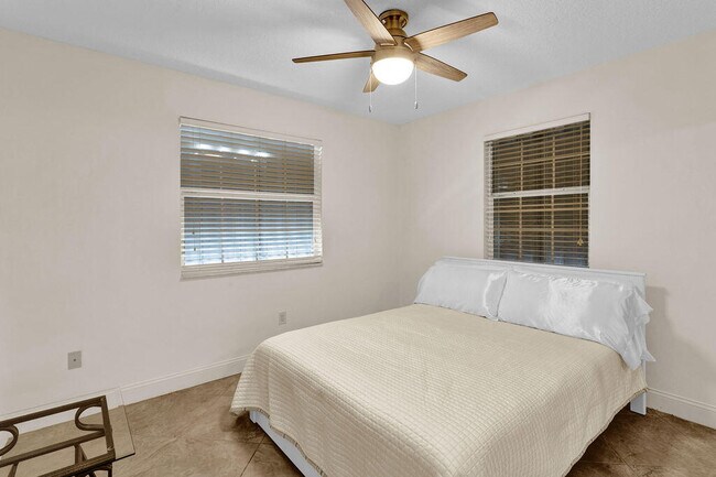Building Photo - 121 Waterside Dr