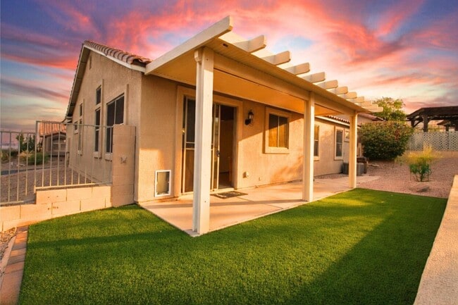 Building Photo - 6261 S Mesa Vista Dr