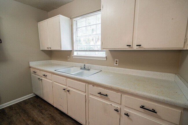 Building Photo - Cute 3 bed 2 bath on the SE side of Tallahassee