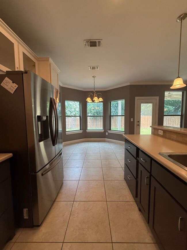 Building Photo - Beautiful 4 bedroom 2 bath home centrally located for added convenience