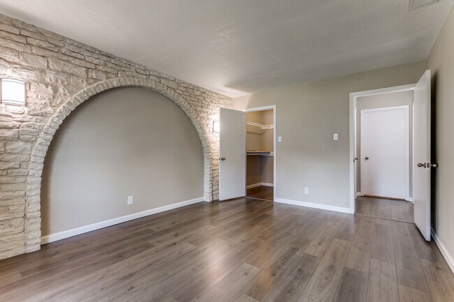 Building Photo - 10215 Charter Ridge