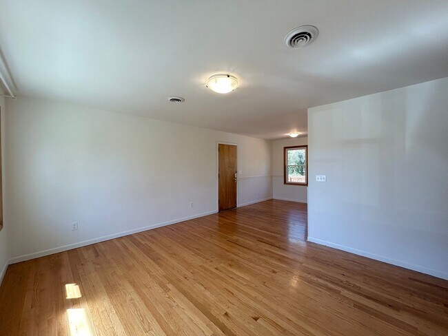 Building Photo - Charming Christiansburg home.