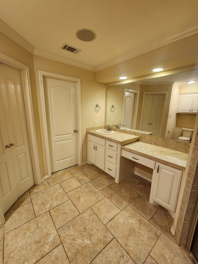 Building Photo - 3 bed 2 bath patio home, 3 car garage!