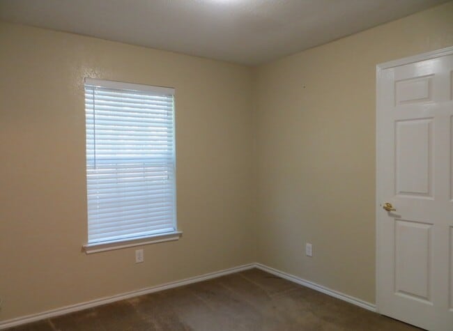 Building Photo - This home is waiting for YOU!