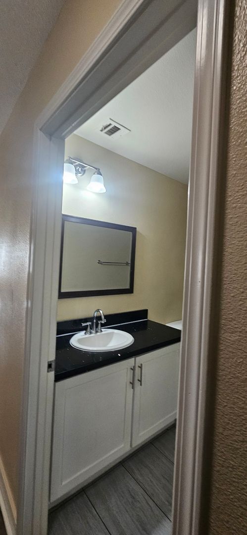 Building Photo - 85(1631)