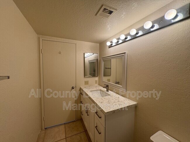 Building Photo - 2701 E Mesquite Ave