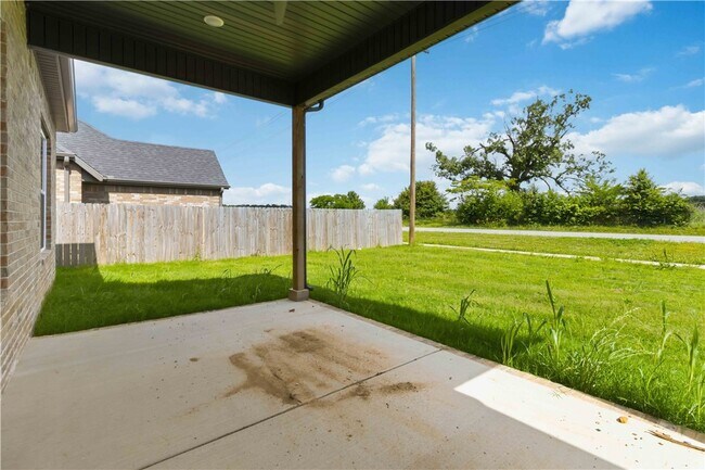 Building Photo - 980 Trestle Ln