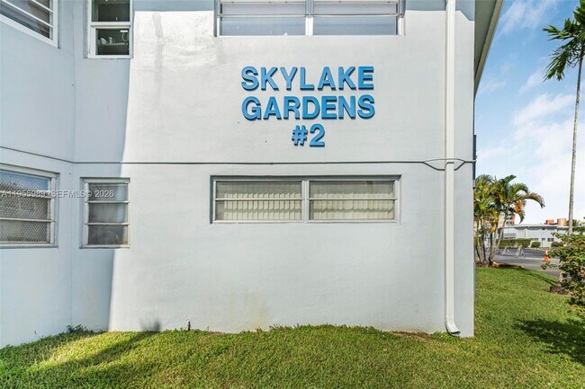 Building Photo - 1715 NE Miami Gardens Dr