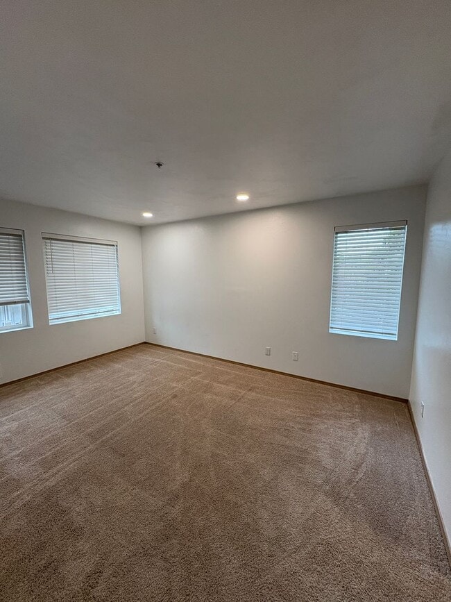 Building Photo - Bright and Sunny 2-bed 1-bath condo Kent!
