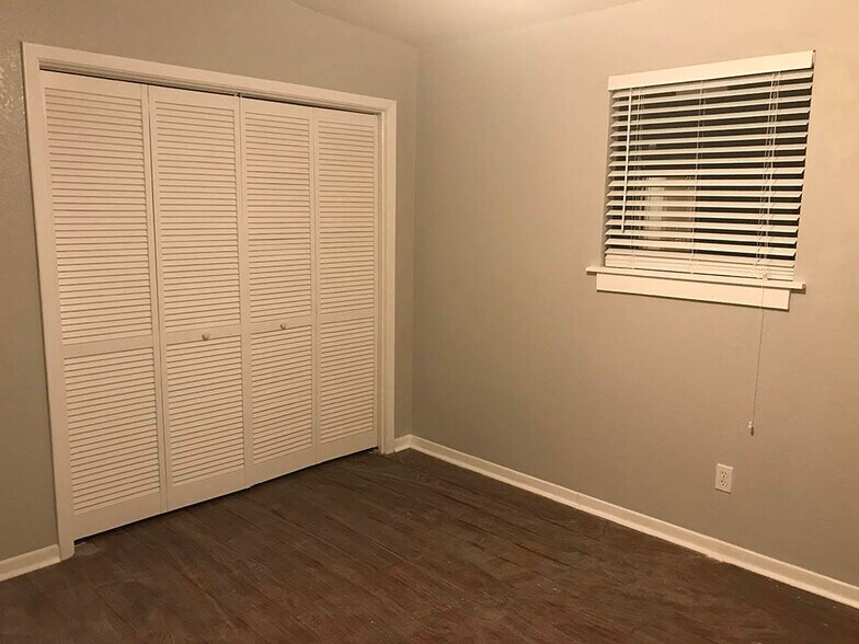 Bedroom 1 - 1304 W Lakeland Dr