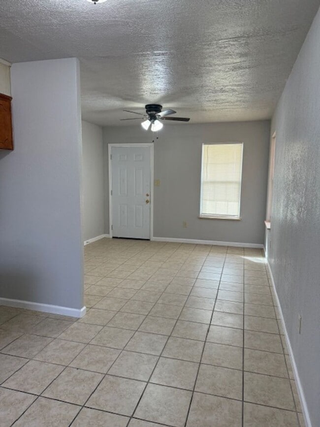 Building Photo - Super cute Home!