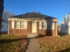 Building Photo - Cozy 2 Bed 1 Bath HOUSE w Garage