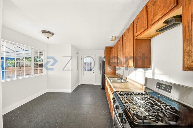 Building Photo - 12077 Sand Ave