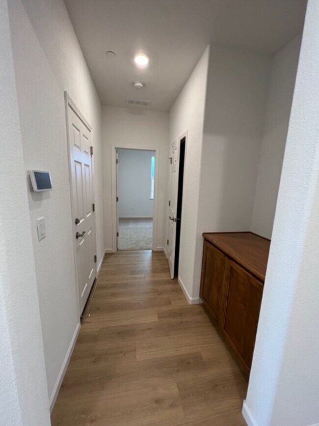 Building Photo - Beautiful 3 Bedroom and 2 Bathroom Home in Lincoln $2,995.00