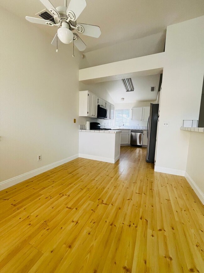 Building Photo - $2450 - 3 Bed/2 Bath Home in a Beautiful Neighborhood