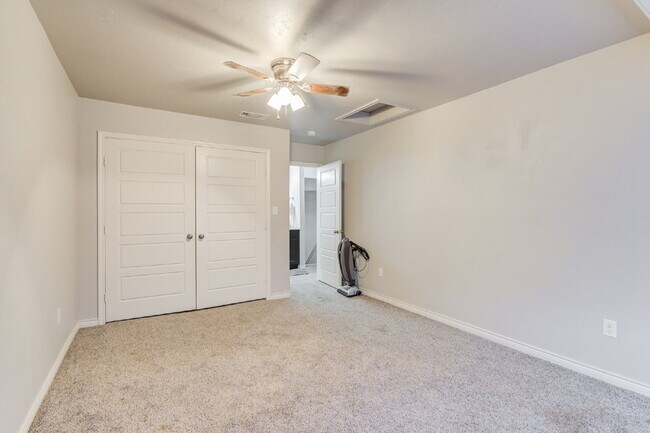 Building Photo - Two Story, 3 Bed / 2 Bath Duplex with Mode...