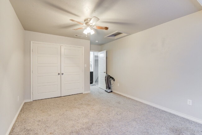 Building Photo - Two Story, 3 Bed / 2 Bath Duplex with Modern Appeal