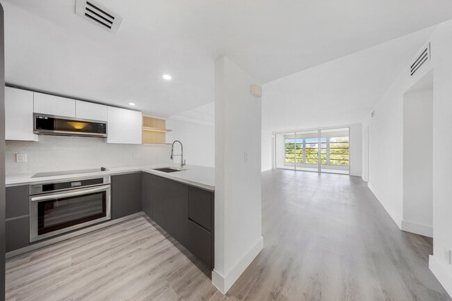 Building Photo - 3151 S Palm Aire Dr