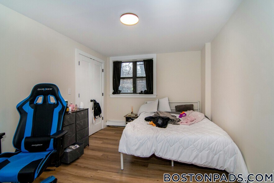 Building Photo - 448 Park Dr