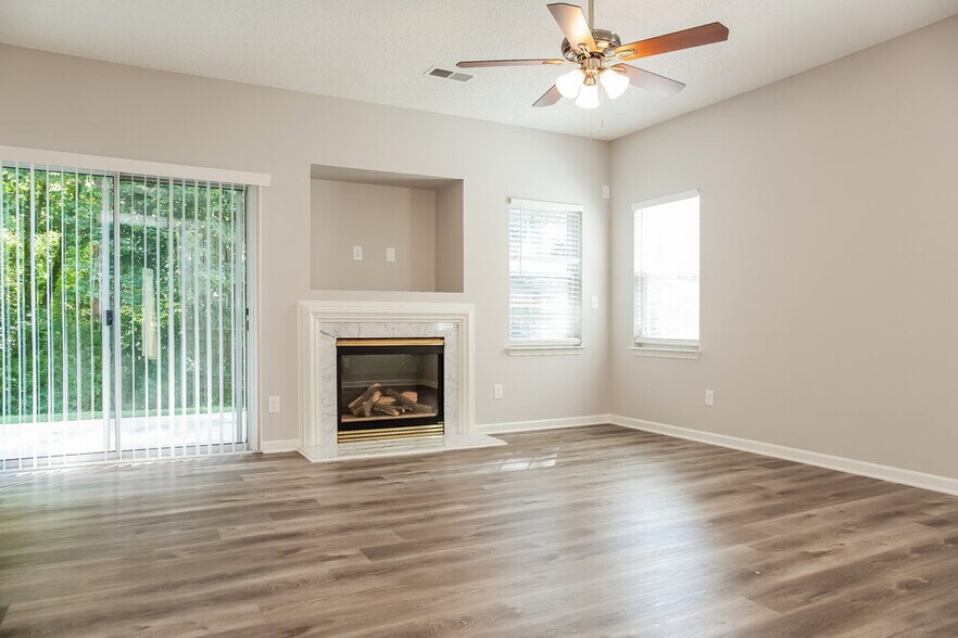 Building Photo - 6004 Shining Oak Ln