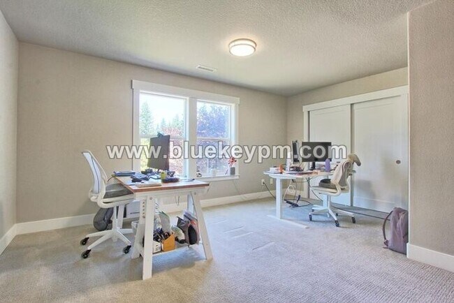 Building Photo - 3 Bed, 2.5 Baths Luxury Home Located Near ...