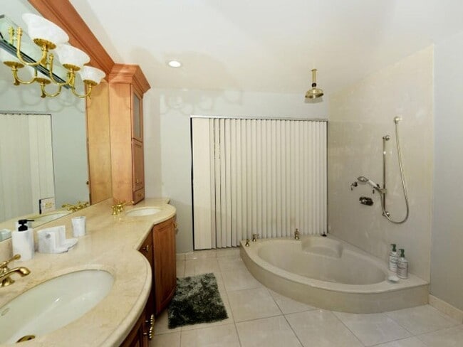 Building Photo - 5979 Pinebrook Dr